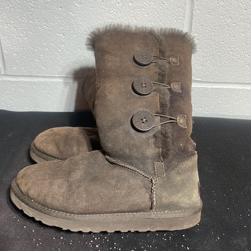 Size 7 women Ugg
